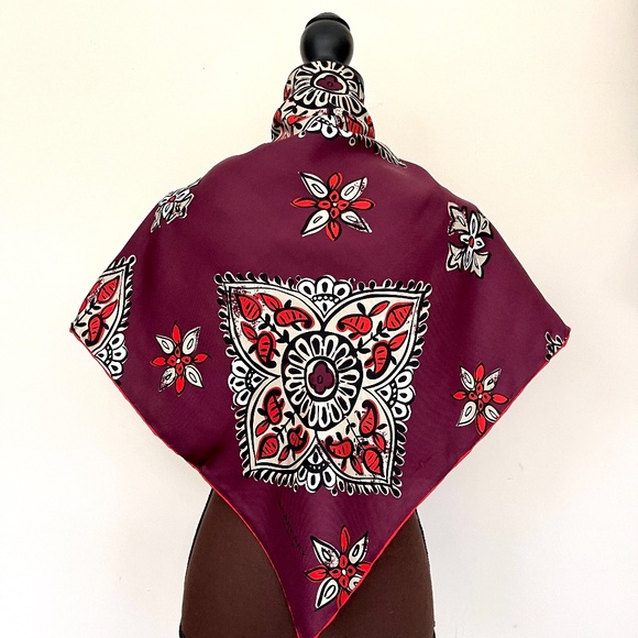 NWT Burberry Scarf Lucky Alhambra Flower Silk Wrap - Picture 7 of 16